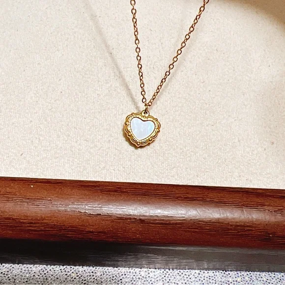 Stainless steel , real mother of pearl gold heart 💛 necklace - Picture 7 of 8
